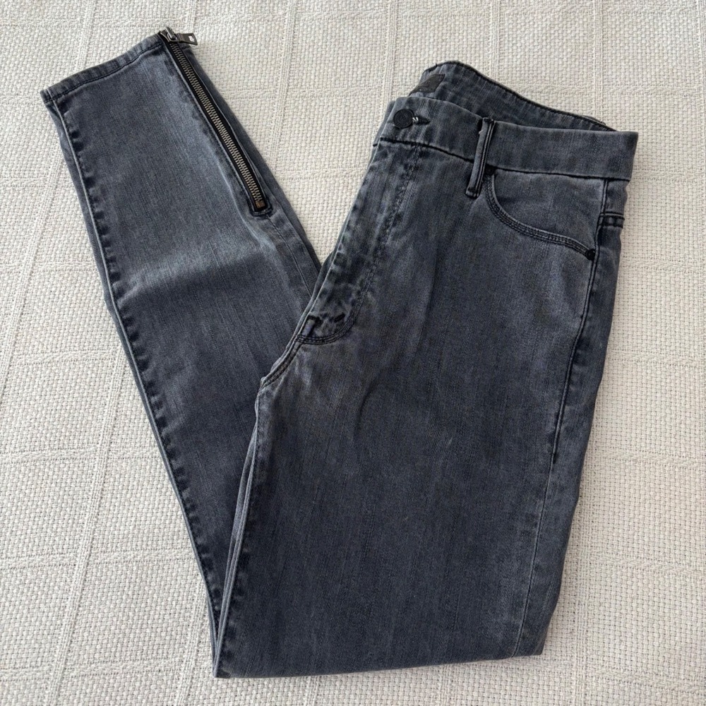 Women's 30 MOTHER High Waisted Looker Ankle Zip Jeans in Shadows and Light Gray
